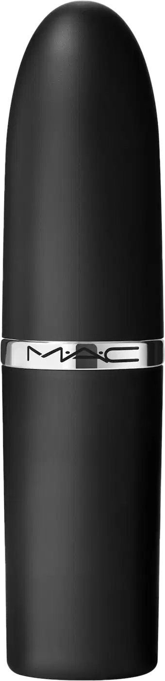 Batom em formato cilíndrico alongado, com embalagem preta fosca e detalhes prateados. O produto tem um design minimalista e elegante, típico da marca de maquiagem M·A·C.