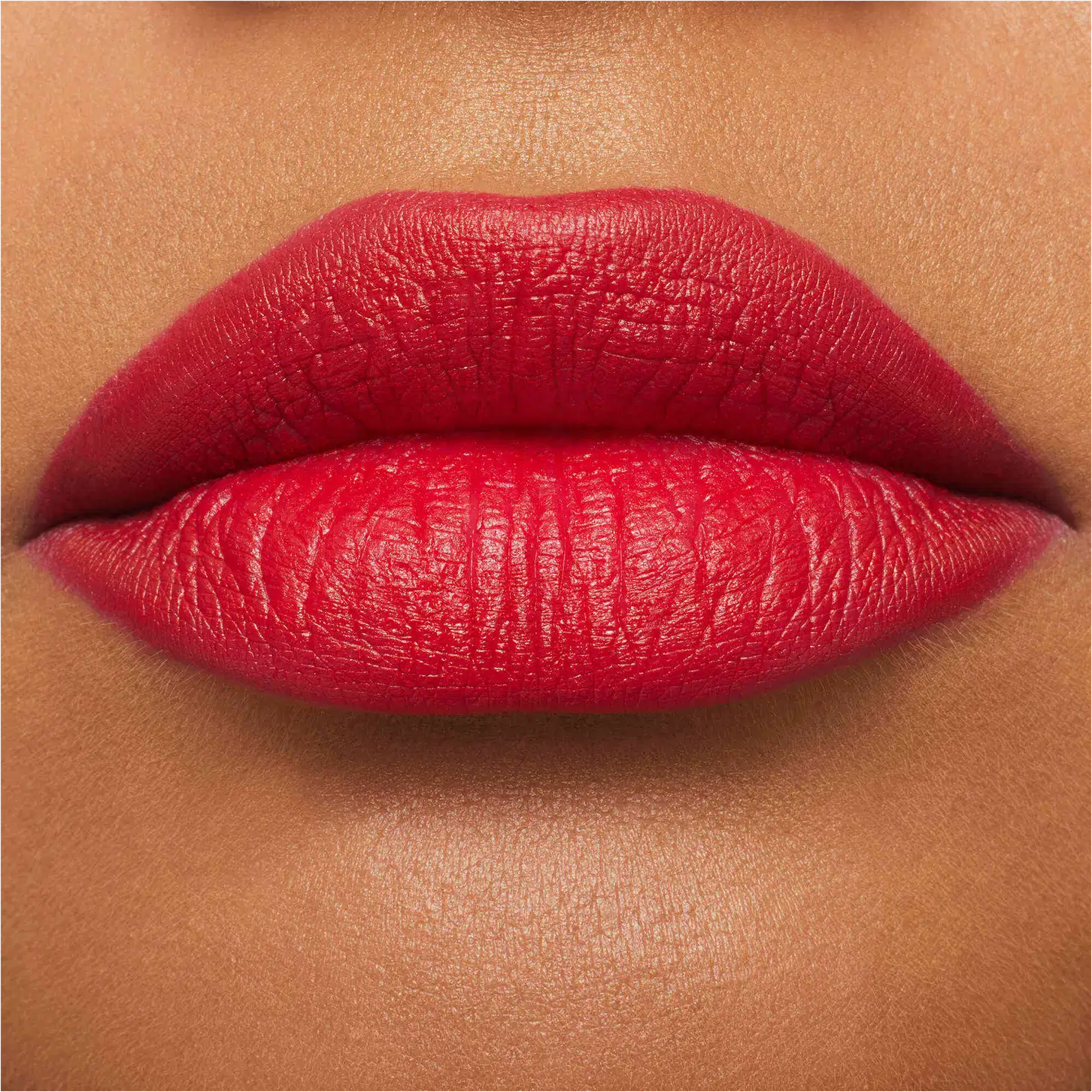 Lábios coloridos com o batom. Um produto de maquiagem labial de alta qualidade e pigmentação rica, projetado para realçar e destacar os lábios.