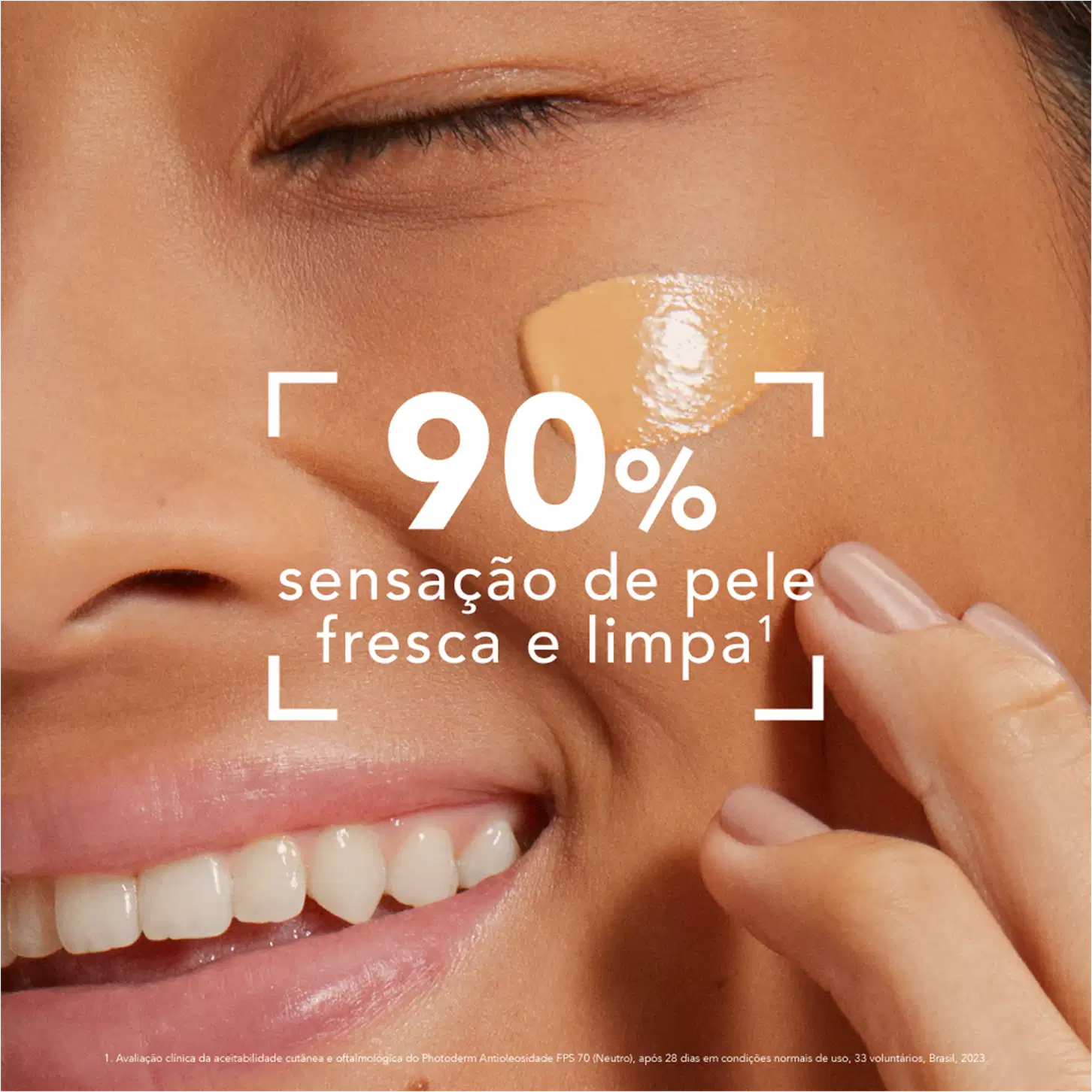 Imagem mostra uma mão aplicando um produto em uma pele com texto "90% sensação de pele fresca e limpa" e logotipo da marca Bioderma.