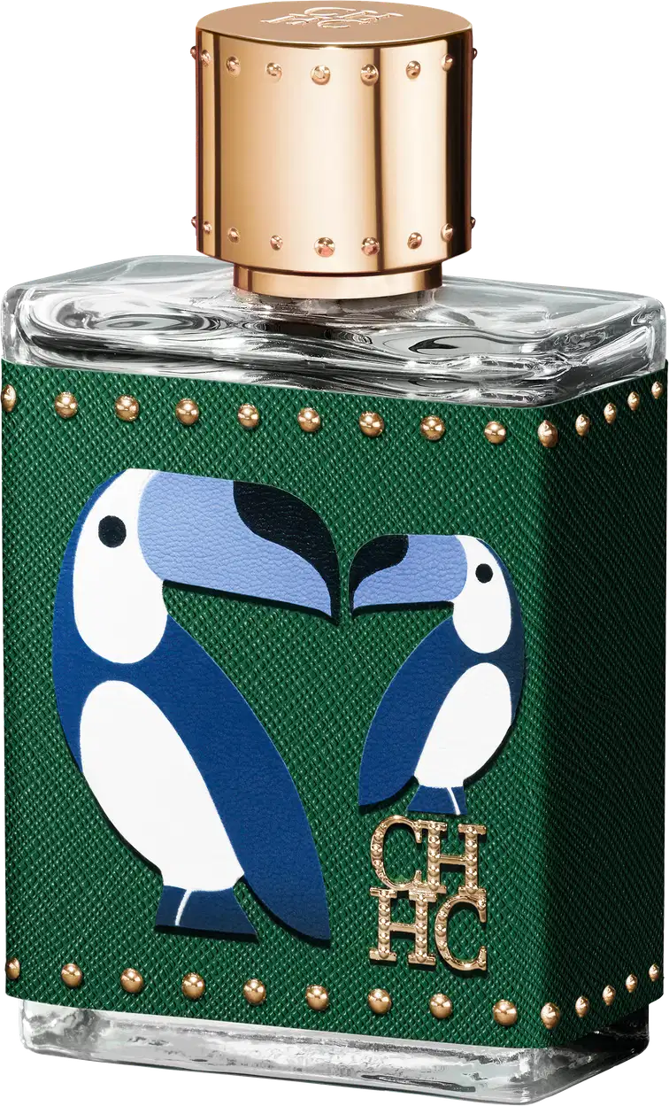 A imagem mostra um frasco de perfume, em formato retangular e feito de vidro transparente, com uma tampa dourada com detalhes e uma capa, cor verde, que cobre o frasco, com detalhes dourados e o desenho de dois pássaros azuis e a logo da marca em dourado.