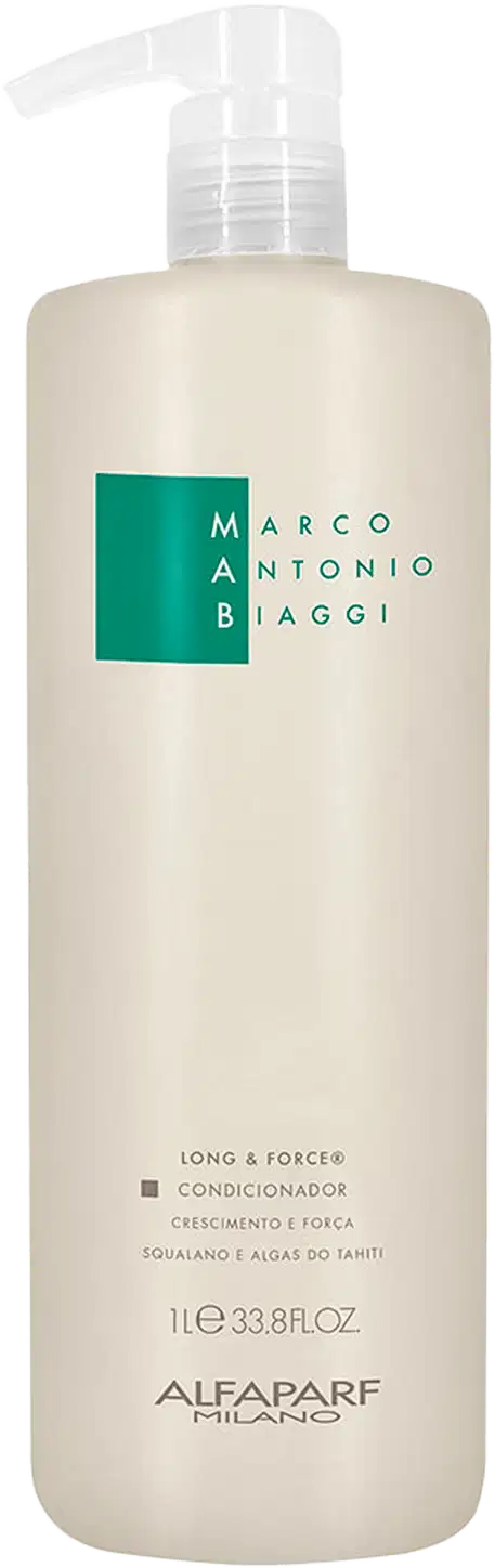 A imagem mostra O Condicionador Long & Force 1 litro da marca MAB Marco Antônio de Biaggi by Alfaparf Milano, um frasco de plástico branco com dosador e com detalhes em verde. Lista os benefícios de crescimento e força e ativos Squalano e Algas do Taiti.
