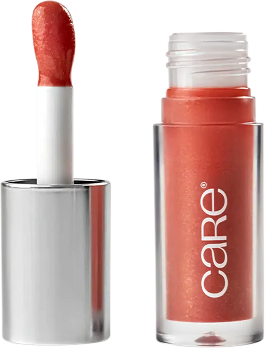A imagem mostra o Lip Oil de Care Natural Beauty. Possui uma embalagem transparente de plástico, semelhante a um batom líquido. Possui cor rosa queimado e a embalagem apresenta o logotipo "Care" em letras brancas. A tampa prata com aplicador.