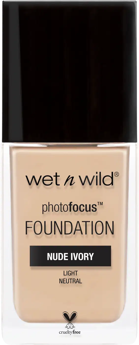 A imagem mostra uma embalagem de base líquida da marca Wet n Wild. É o produto PhotoFocus Foundation. A embalagem é um frasco retangular com o rótulo frontal que exibe o nome do produto e a marca.