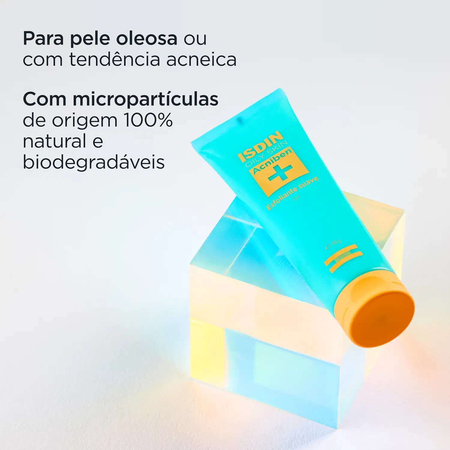 A embalagem é um tubo plástico azul claro com detalhes em laranja e bege. O rótulo indica que é um produto para pele oleosa ou com tendência acneica, contendo micropartículas de origem 100% natural e biodegradáveis.