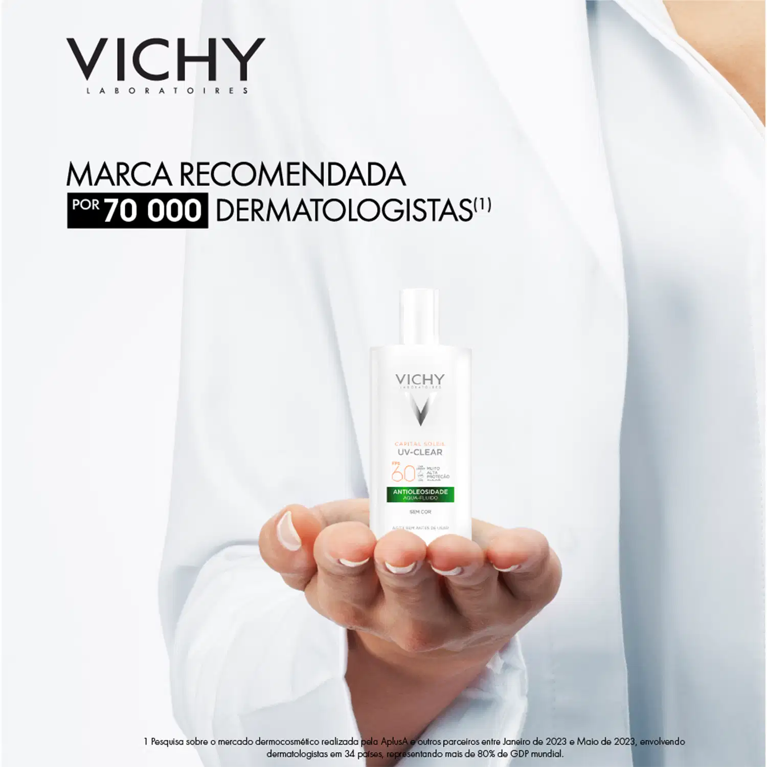 Imagem do produto sobre a palma de uma mão aberta, a mão pertence a uma mulher com jaleco que remete a uma profissional de dermatologia.