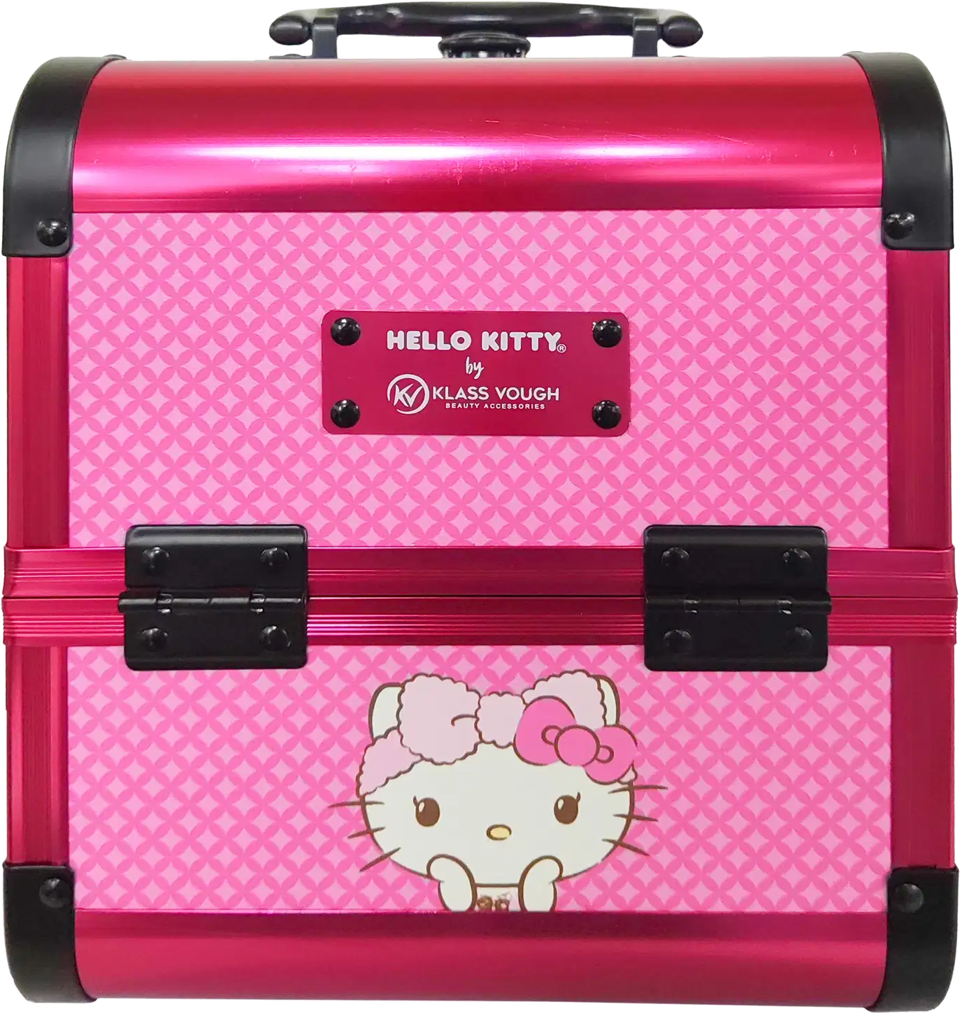 A foto mostra uma maleta rígida rosa metálica com alça e detalhes pretos. Estampa de fundo branco com padrão de ícones rosa da Hello Kitty e acessórios. Imagem grande da Hello Kitty no centro da parte inferior e placa de metal rosa com o logo da marca.