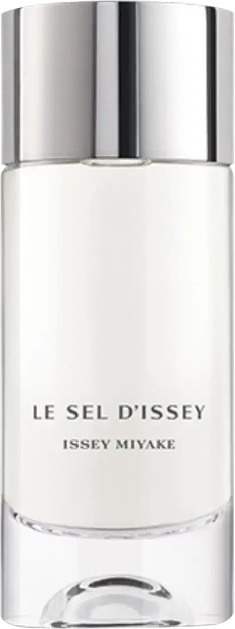 Perfume em frasco cilíndrico transparente com tampa prateada. A embalagem é minimalista, com o nome do produto "Le Sel d'Issey" e a marca "Issey Miyake" impressos em letras pretas na parte frontal do frasco. O líquido dentro é incolor e transparente.