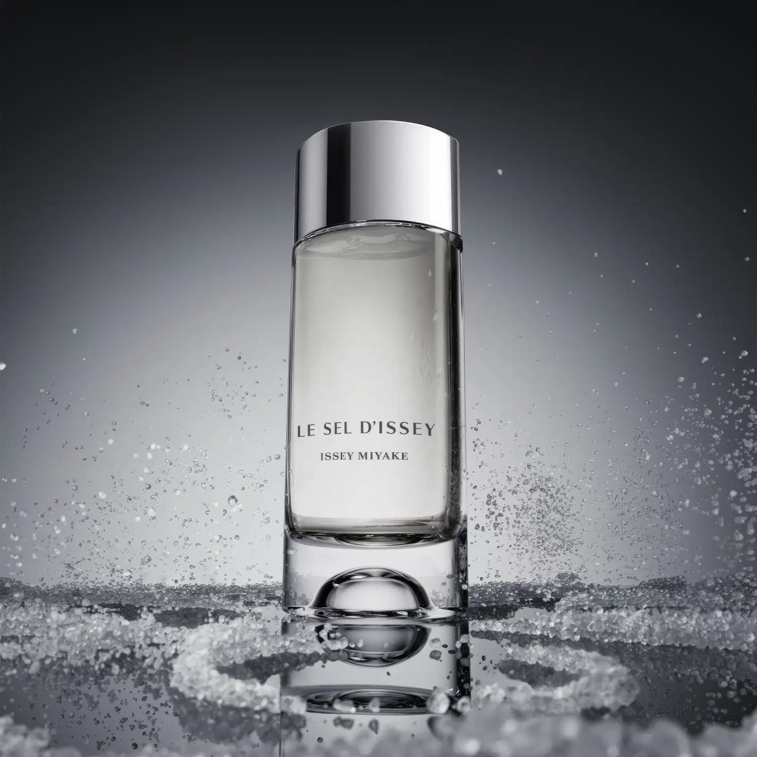 O frasco do perfume está imerso em um cenário com respingos e gotas d'água, criando um efeito visual dinâmico e sugerindo a frescura e a pureza da fragrância.