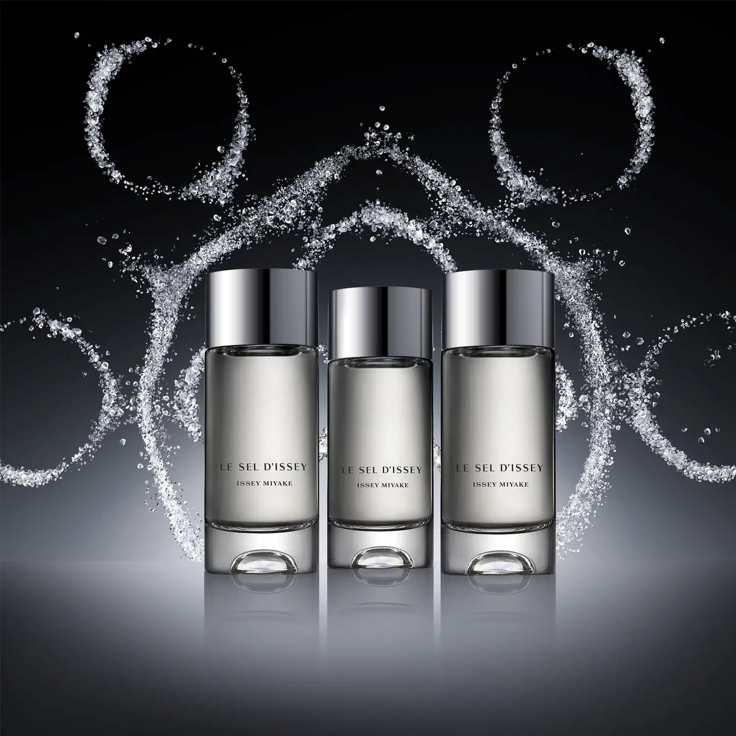 3 frascos de perfumes de diferentes tamanhos. Ao fundo, há um efeito de respingos e partículas que criam um visual dinâmico e sugestivo.