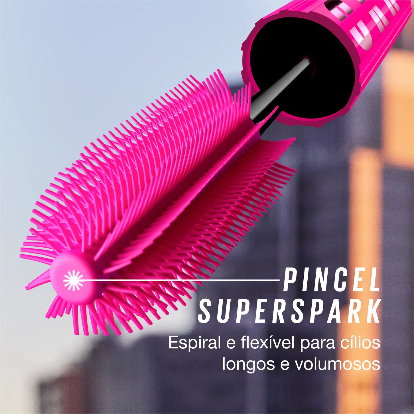 Zoom no aplicador do rímel cuja escova espiral tem filamentos finos e densos. A embalagem apresenta o nome do produto "Pincel Superspark" e a frase "Espiral e flexível para cílios longos e volumosos" em texto branco sobre fundo escuro.