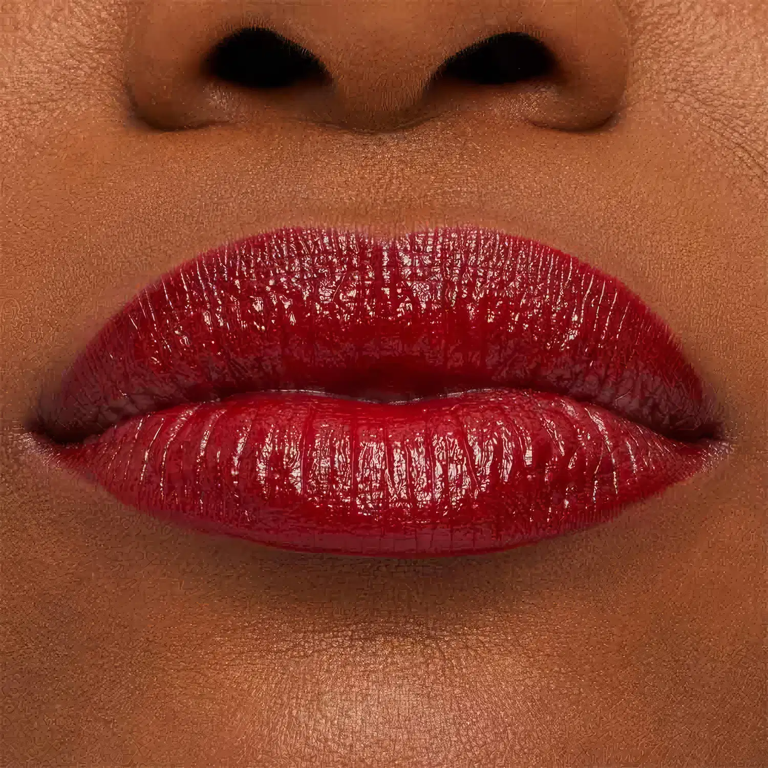 A imagem mostra a boca de uma mulher usando o batom.
