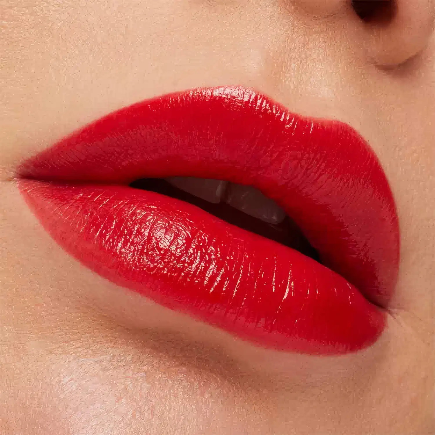 A imagem mostra a boca de uma mulher usando o batom.