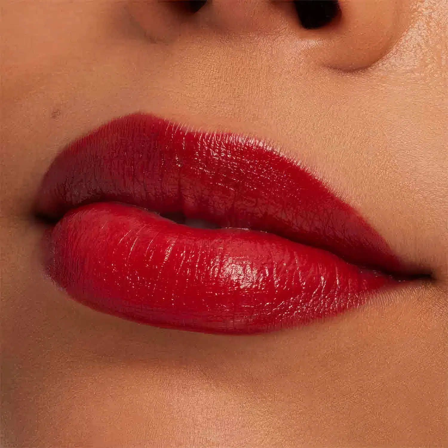 A imagem mostra a boca de uma mulher usando o batom.