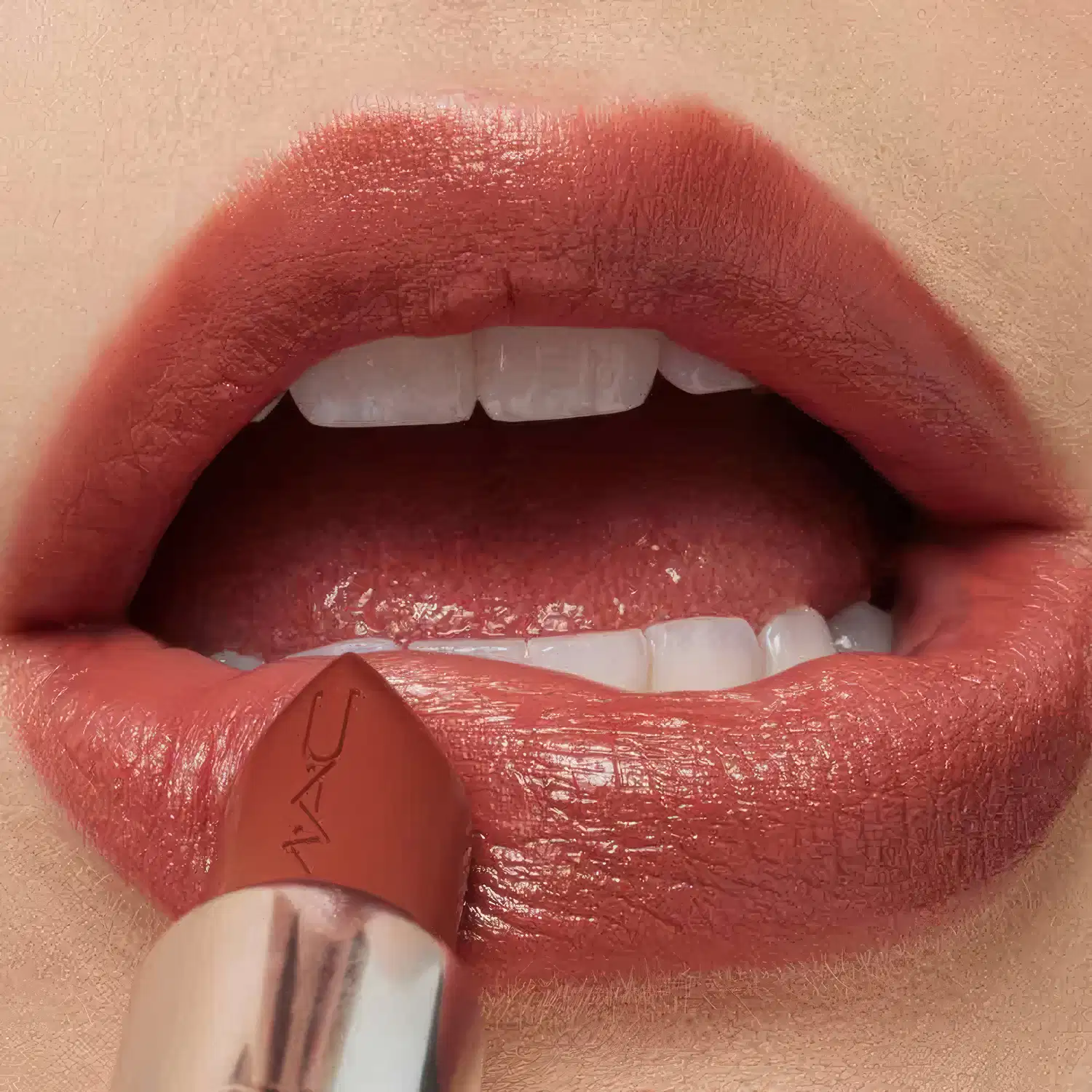 A imagem mostra uma mulher usando o batom.