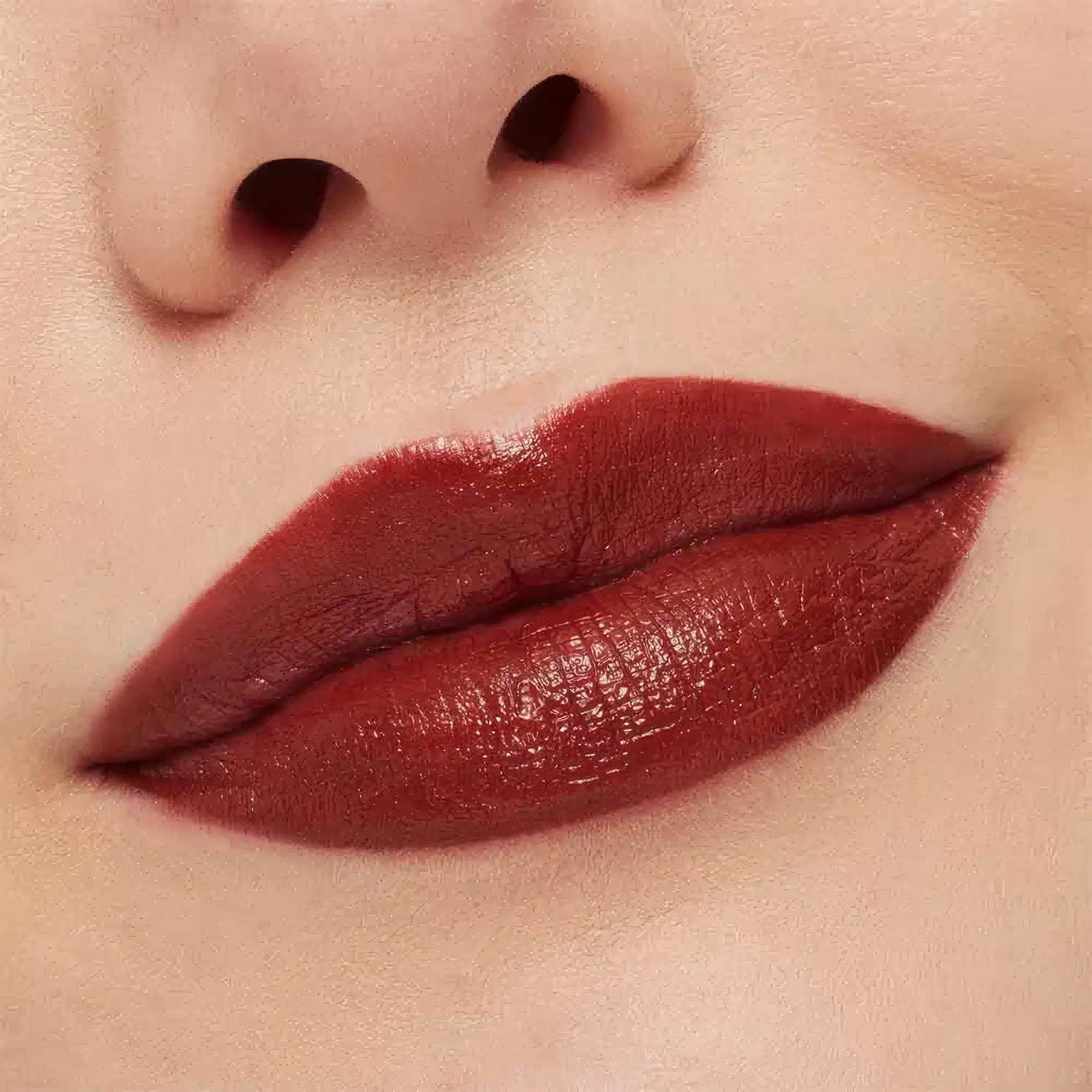 A imagem mostra a boca de uma mulher usando o batom.