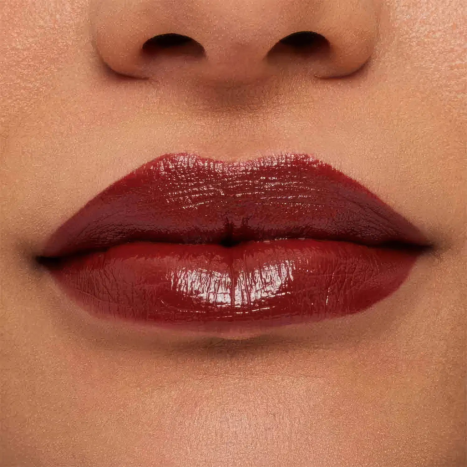 A imagem mostra a boca de uma mulher usando o batom.