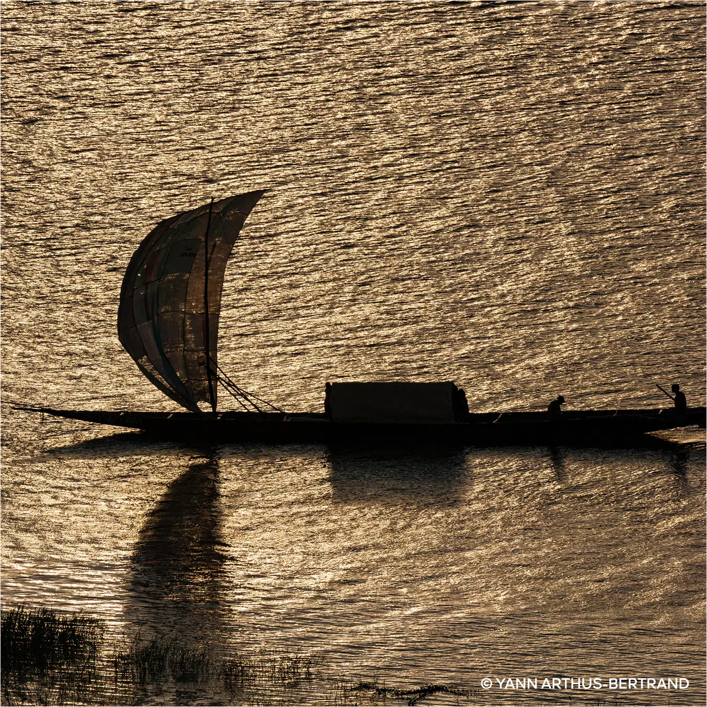 A imagem mostra um mar vasto e barco no centro.