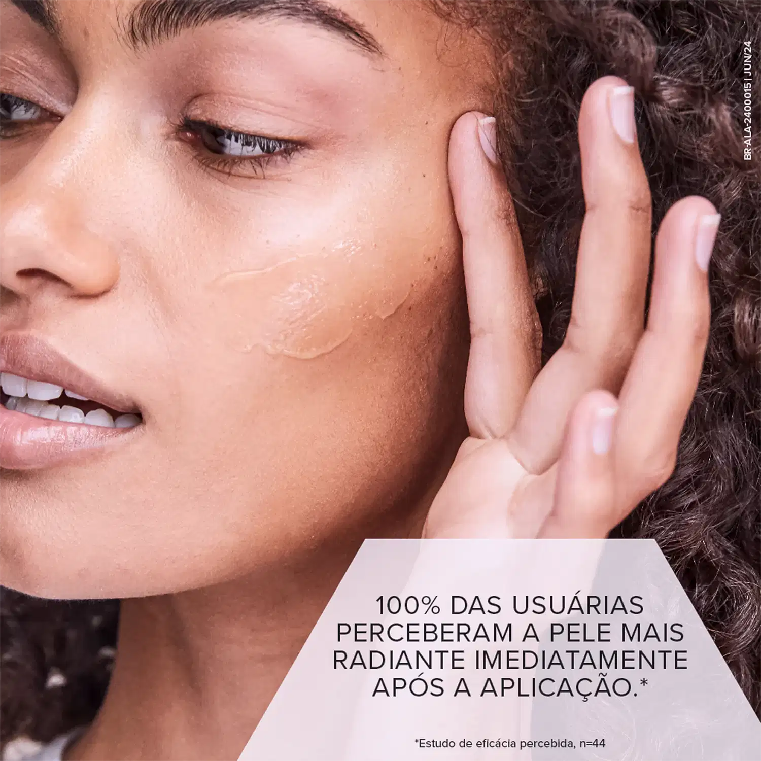 A imagem mostra um close-up do rosto sorridente de uma pessoa, com pele saudável e radiante. Há um texto em destaque que diz: "100% das usuárias perceberam a pele mais radiante imediatamente após a aplicação."