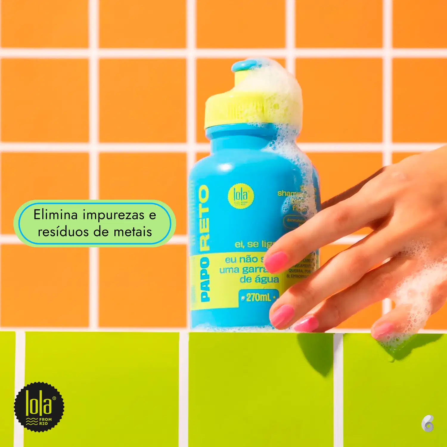 Produto de limpeza para cabelos, shampoo líquido da marca Lola. Embalagem plástica azul turquesa de 270ml com tampa amarela. Rótulo com o nome da marca e texto "Elimina impurezas e resíduos de metais" em português.