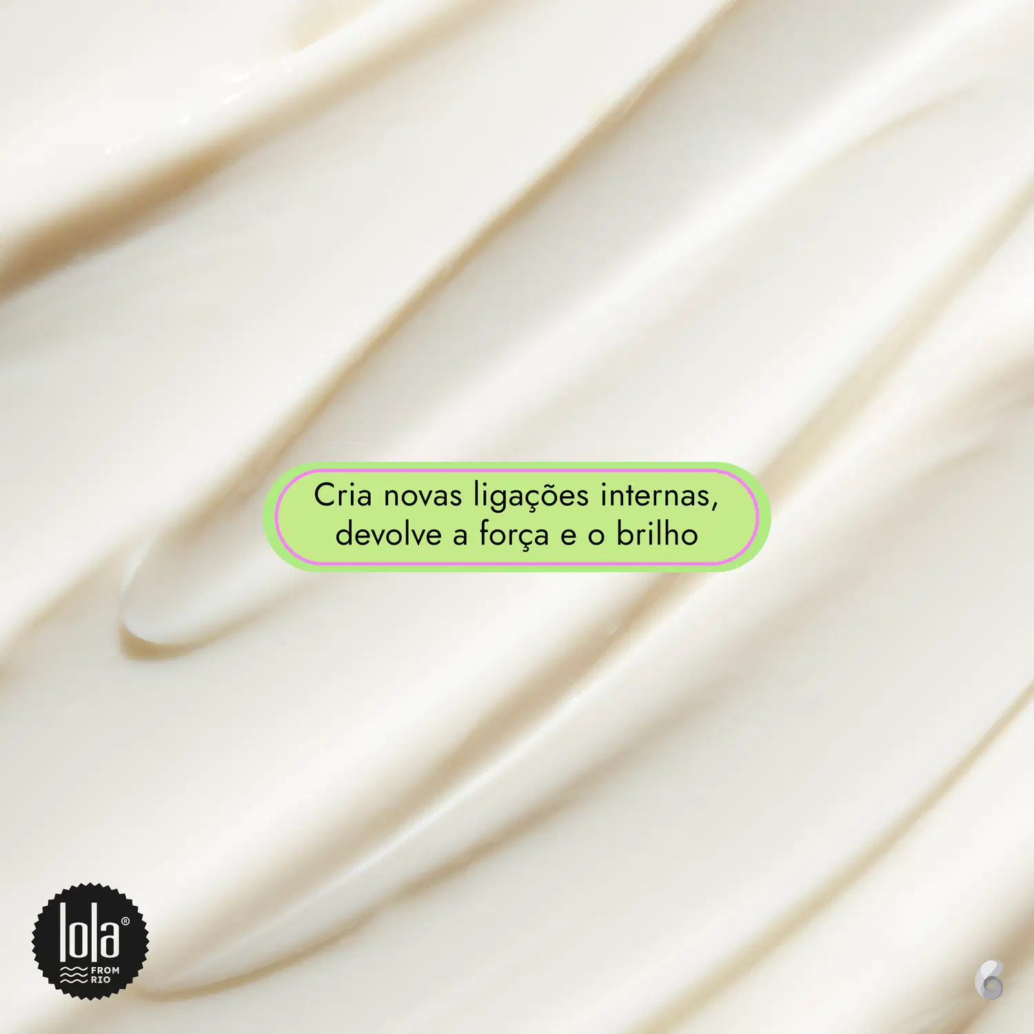 A foto mostra a textura de uma máscara capilar, de aspecto branco e cremoso. Há um texto em verde que diz "Cria novas ligações internas, devolve a força e o brilho".