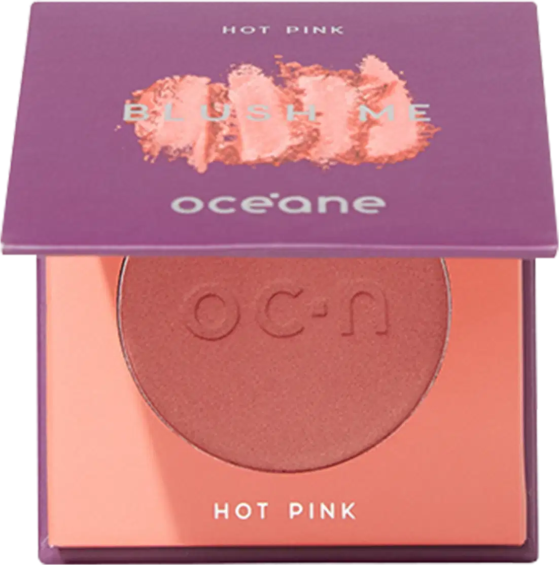 A imagem mostra o produto Blush Me da marca Océane. É uma embalagem quadrada de cor roxa que está semiaberta mostrando a cor do blush em um tom rosa com leve brilho perolado. A parte interna da embalagem é de cor pêssego claro,
