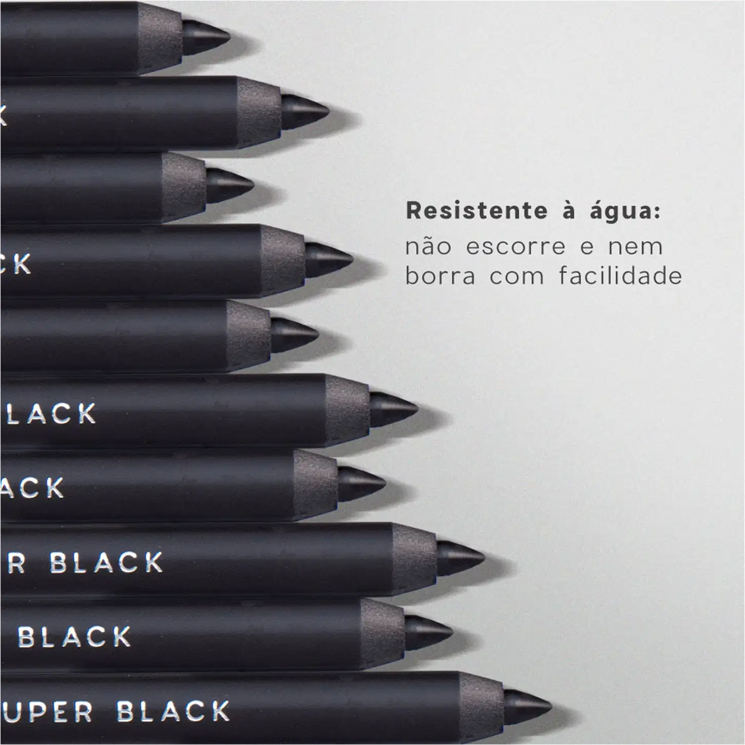 A imagem mostra diversos lápis de olho pretos sobrepostos e ao lado o texto: "Resistente à água: não escorre e nem borra com facilidade"