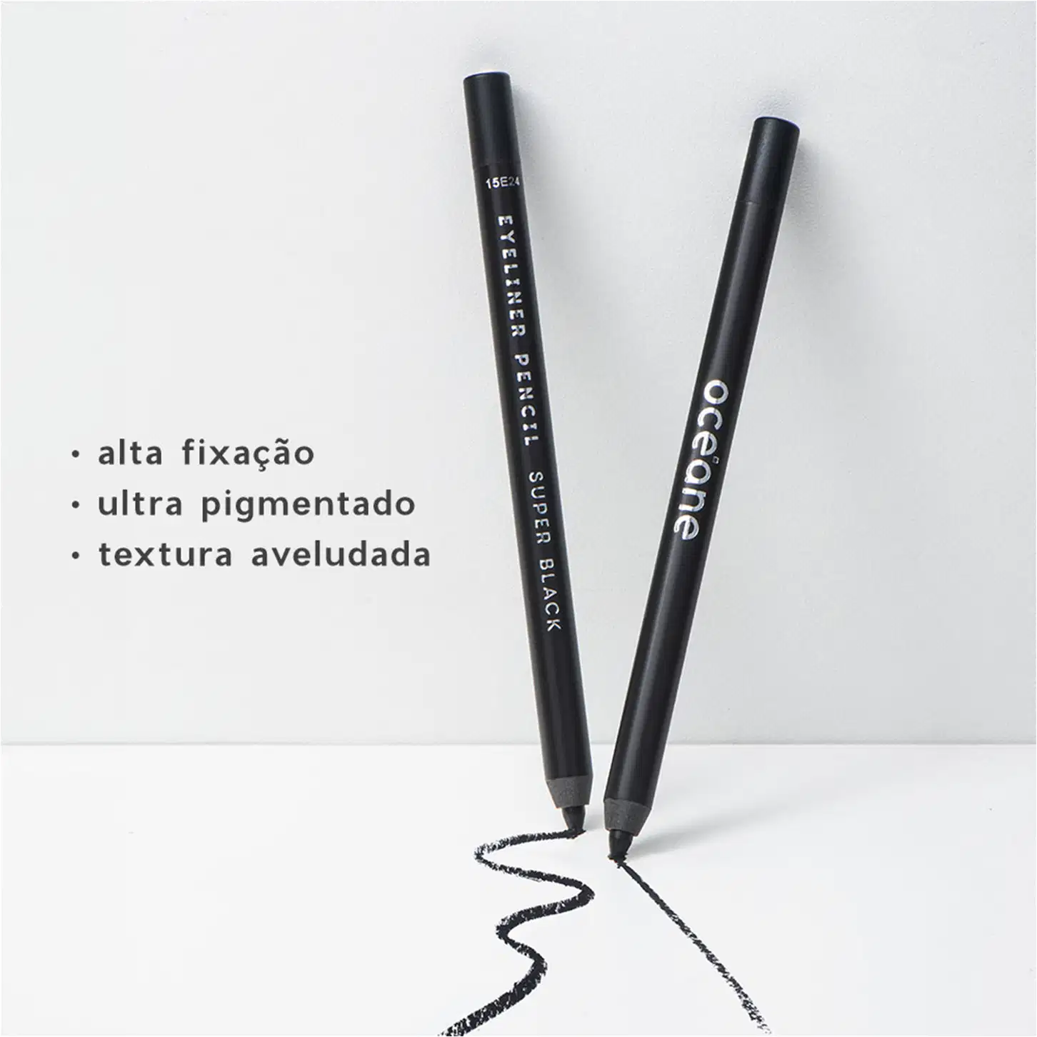 São dois lápis de olho pretos da marca Océane. Ao lado um texto descrevendo as características do produto: "alta fixação", "ultra pigmentado" e "textura aveludada