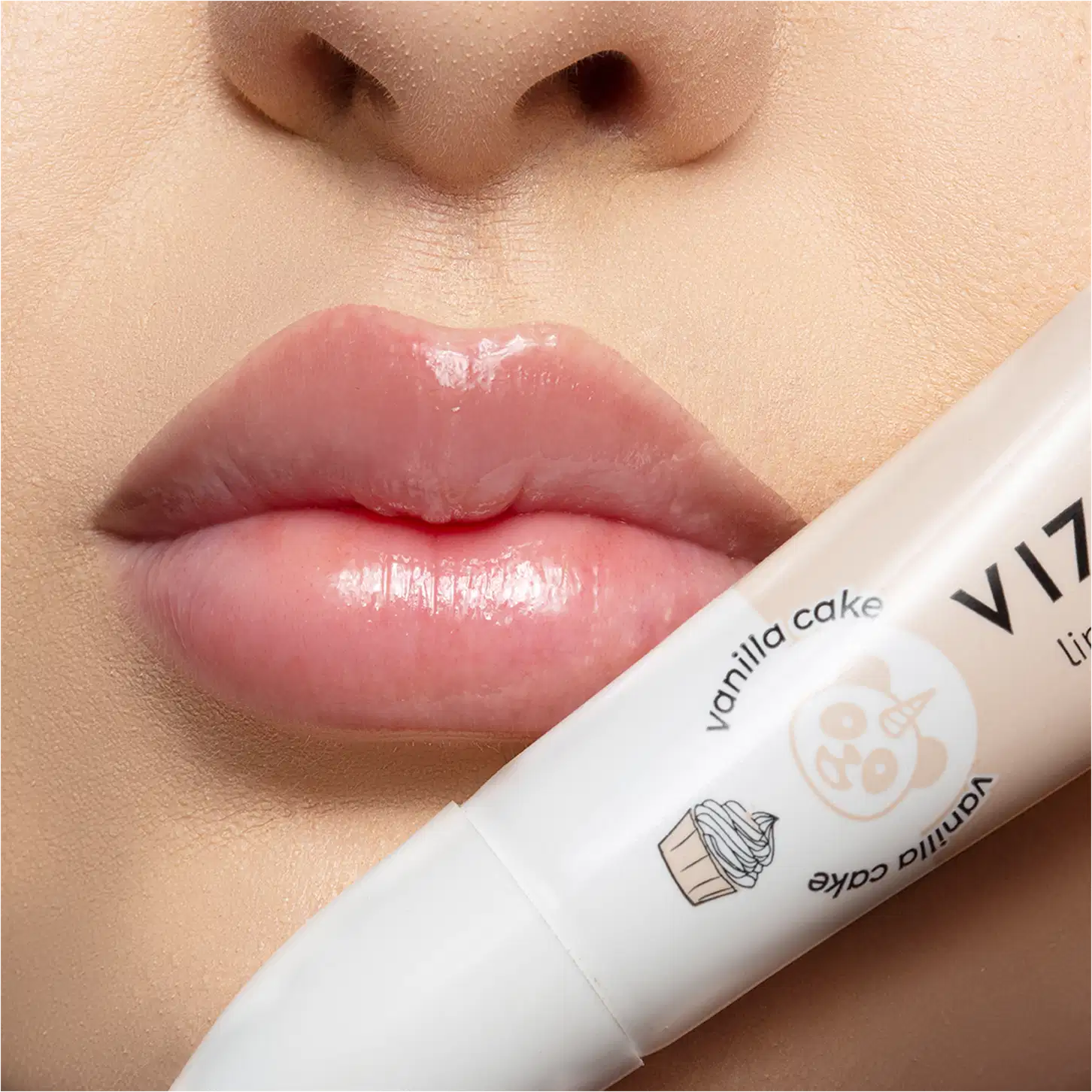A imagem mostra um close nos lábios de uma modelo usando o balm.