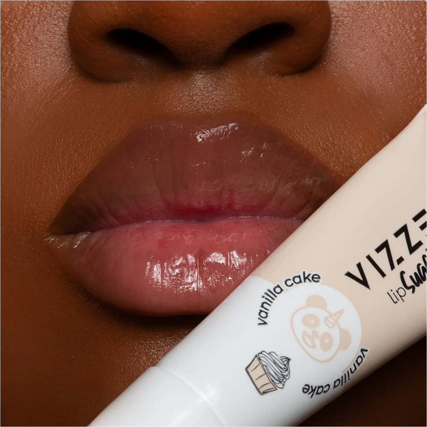 A imagem mostra um close nos lábios de uma modelo usando o balm.