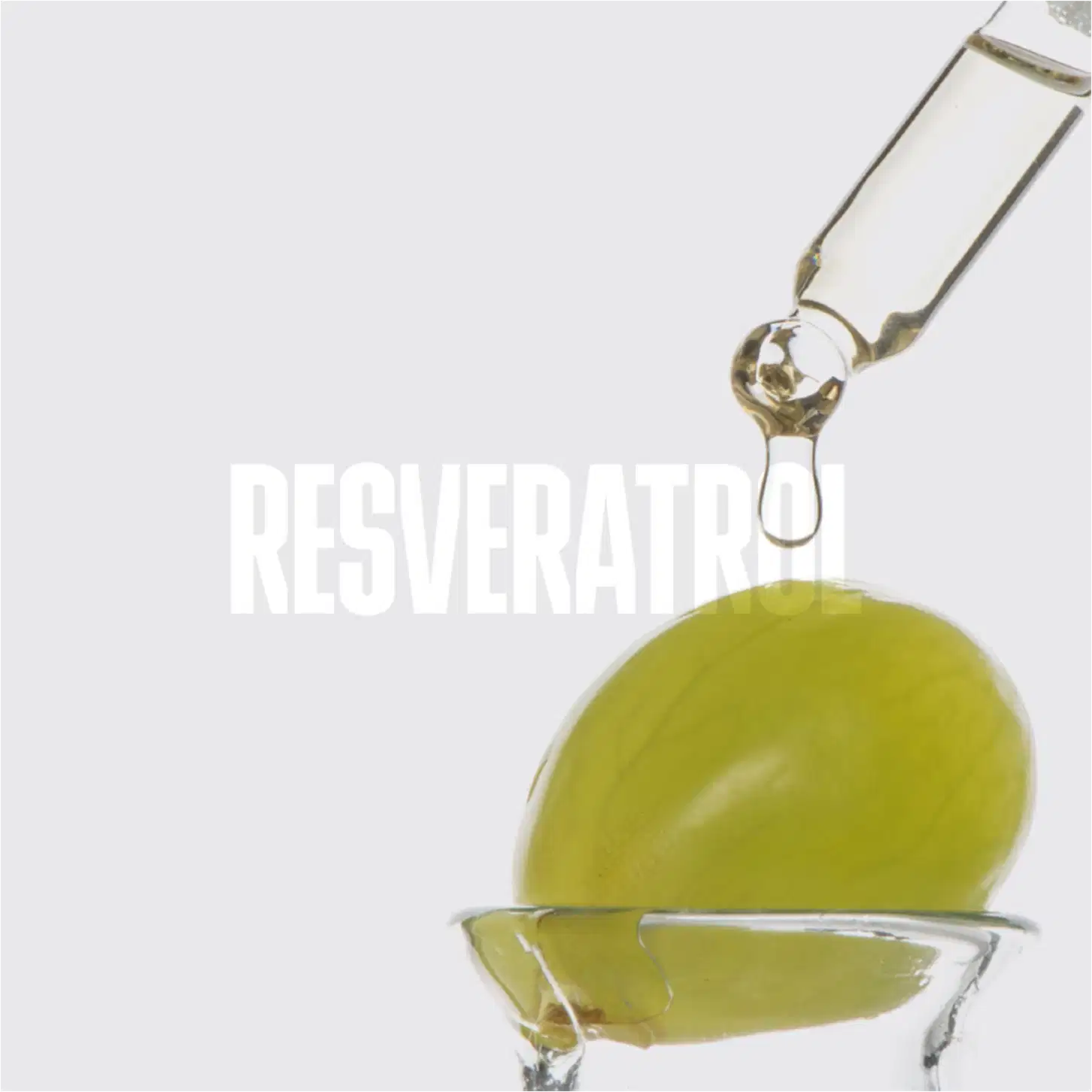 A imagem mostra um close-up mostrando o conta gotas com uma gotinha escorrendo suavemente sobre uma uva verde. No centro tem a palavra "Resveratrol" escrito em tom branco.