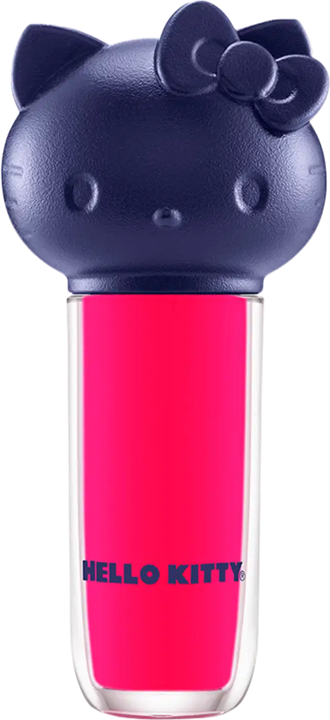 Produto de maquiagem em formato cilíndrico com a cabeça da personagem Hello Kitty como tampa. A parte superior é azul escuro com detalhes que representam os olhos, orelhas e laço da Hello Kitty. É possível ver a cor do produto pelo corpo transparente.