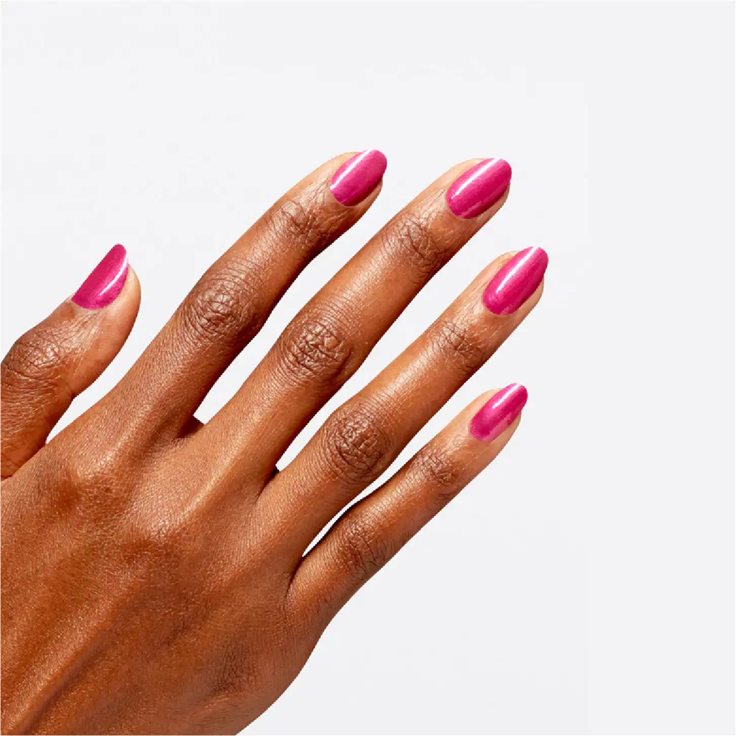Uma mão feminina negra pintada com o esmalte. Fundo branco.