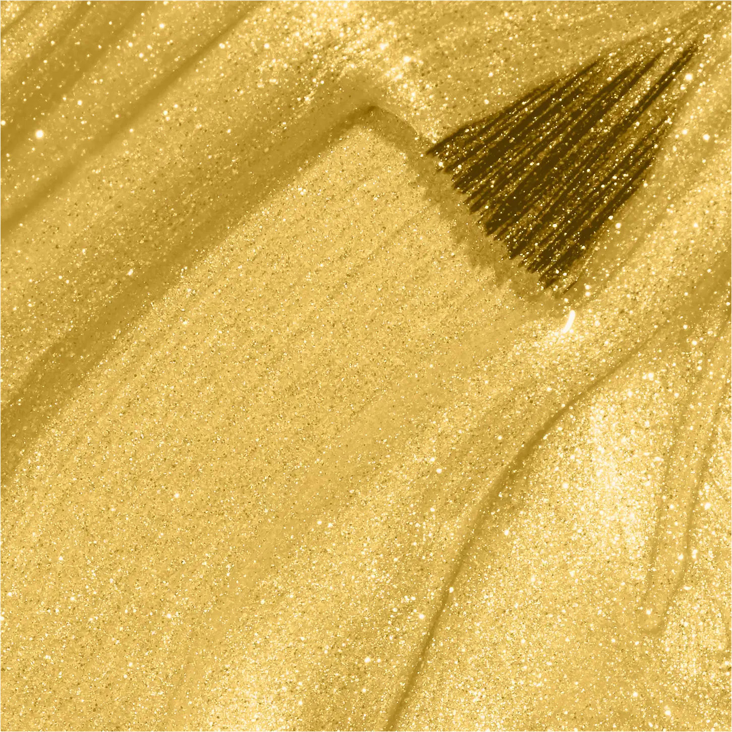 A imagem traz uma visão aproximada do líquido do esmalte. É possível ver sua cor dourada, cremosa e com nuances de um brilho luminoso.