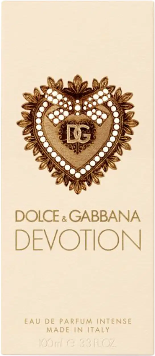 A imagem mostra a caixa do produto bege, com DG dentro de um coração adornado, logo da marca abaixo, nome do perfume, concentração e volumetria.