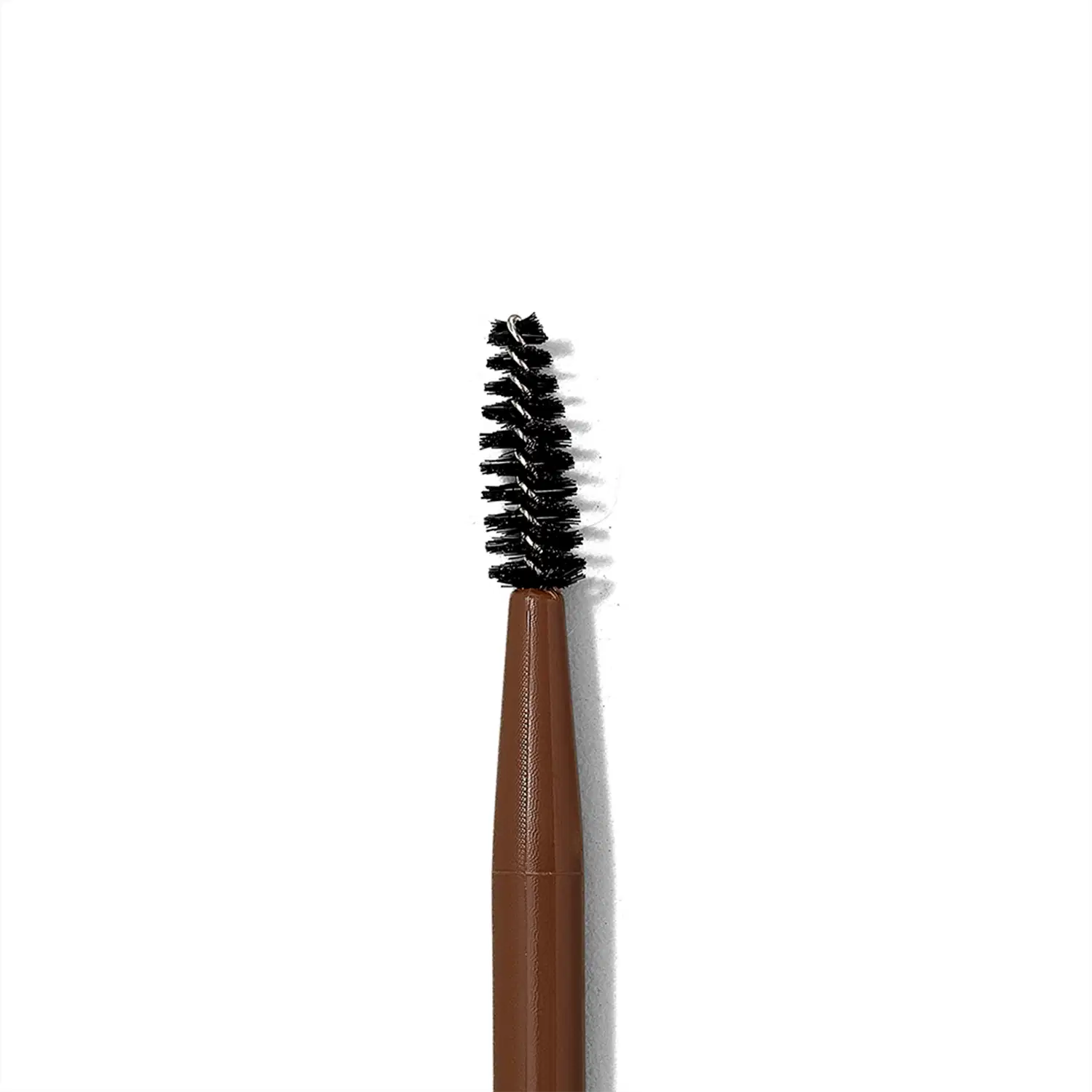 Pincel para sobrancelhas de cabo marrom com cerdas pretas, embalagem simples e minimalista, ideal para definir e modelar as sobrancelhas com precisão.