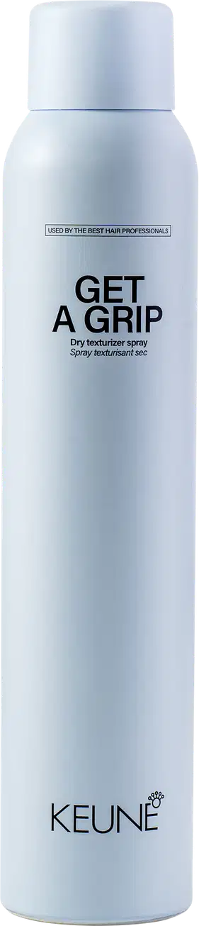A imagem mostra o produto Keune Get a Grip. Embalagem cilíndrica azul claro. Nome do produto "Get a Grip Dry texturizer spray" e logotipo da Keune em letras pretas.