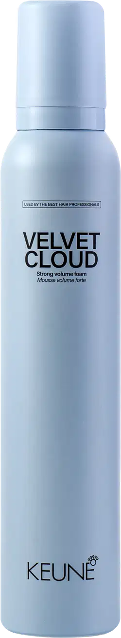 A imagem mostra a Mousse Volumadora Velvet Cloud da marca Keune. É apresentado em um frasco cilíndrico branco azulado opaco. Exibe o nome do produto "Velvet Cloud" em letras pretas maiúsculas, seguido da descrição "Mousse volume foam" em letras menores.