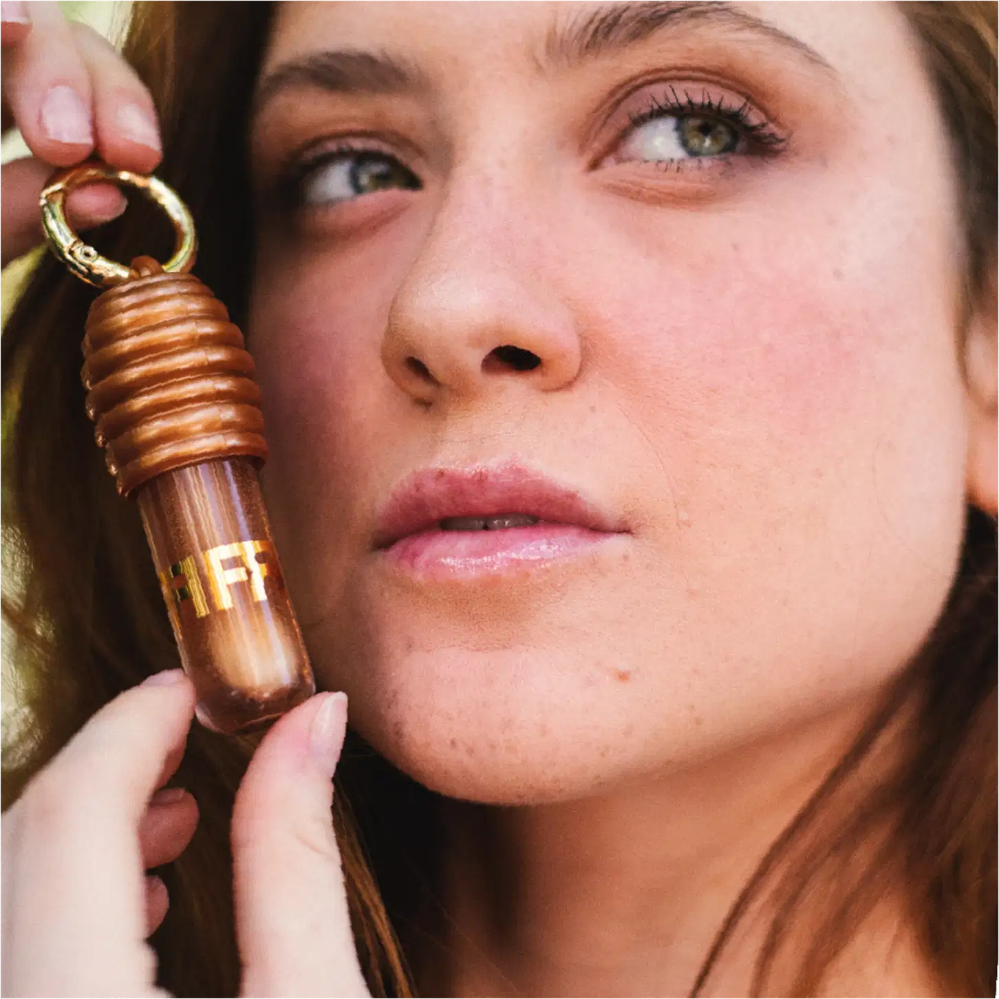 Modelo usando o Gloss Labial Fran by Franciny Ehlke LipHoney.