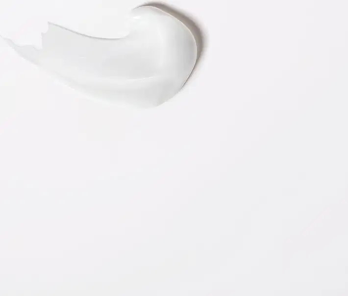 Textura cremosa e suave, com aparência leitosa e brilhante, do condicionador BlondorPlex Wella Professionals.