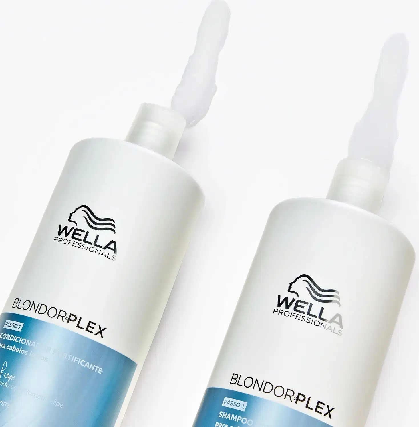 Dois produtos da linha Blondorplex da marca Wella Professionals, um shampoo e um condicionador, apresentados em embalagens brancas com o logotipo da marca.