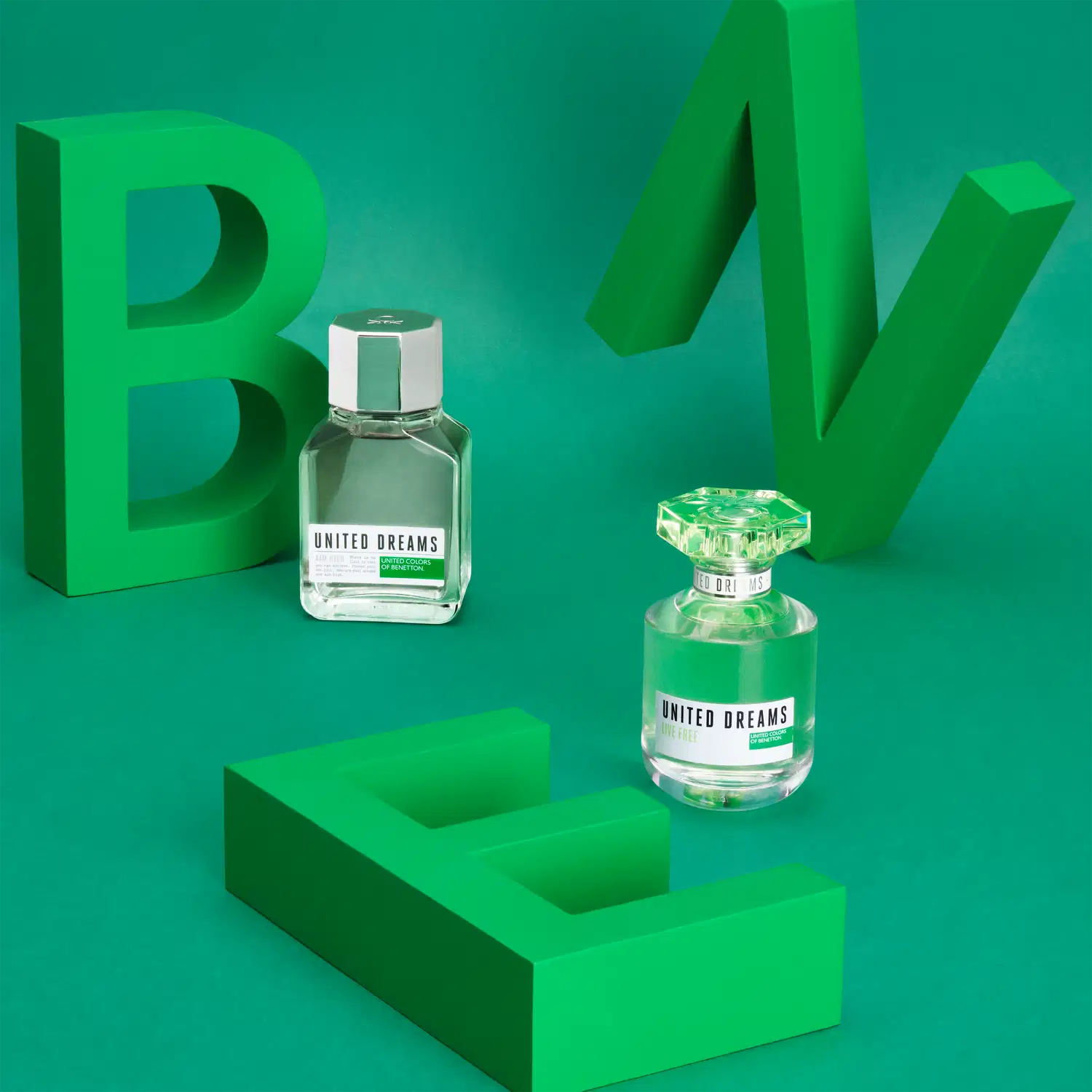 As letras B, E, N e dois frascos de perfume.