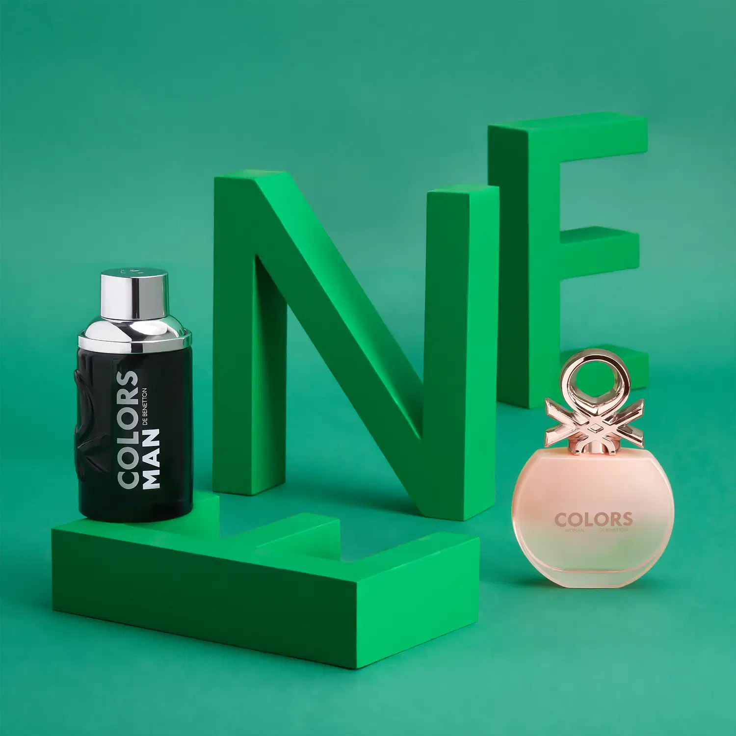 As letras E, N e dois frascos de perfume.