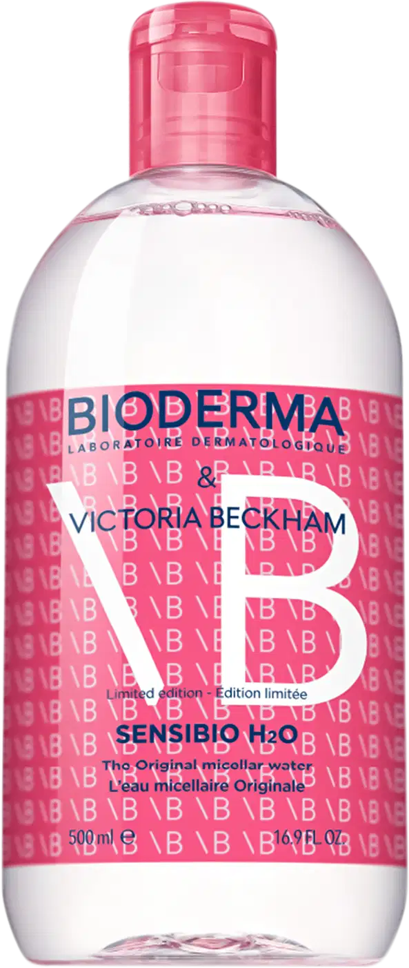 Frasco de 500 ml de água micelar Sensibio H2O da Bioderma, em edição limitada com design exclusivo da Victoria Beckham, com predominância de cores rosa e branca.