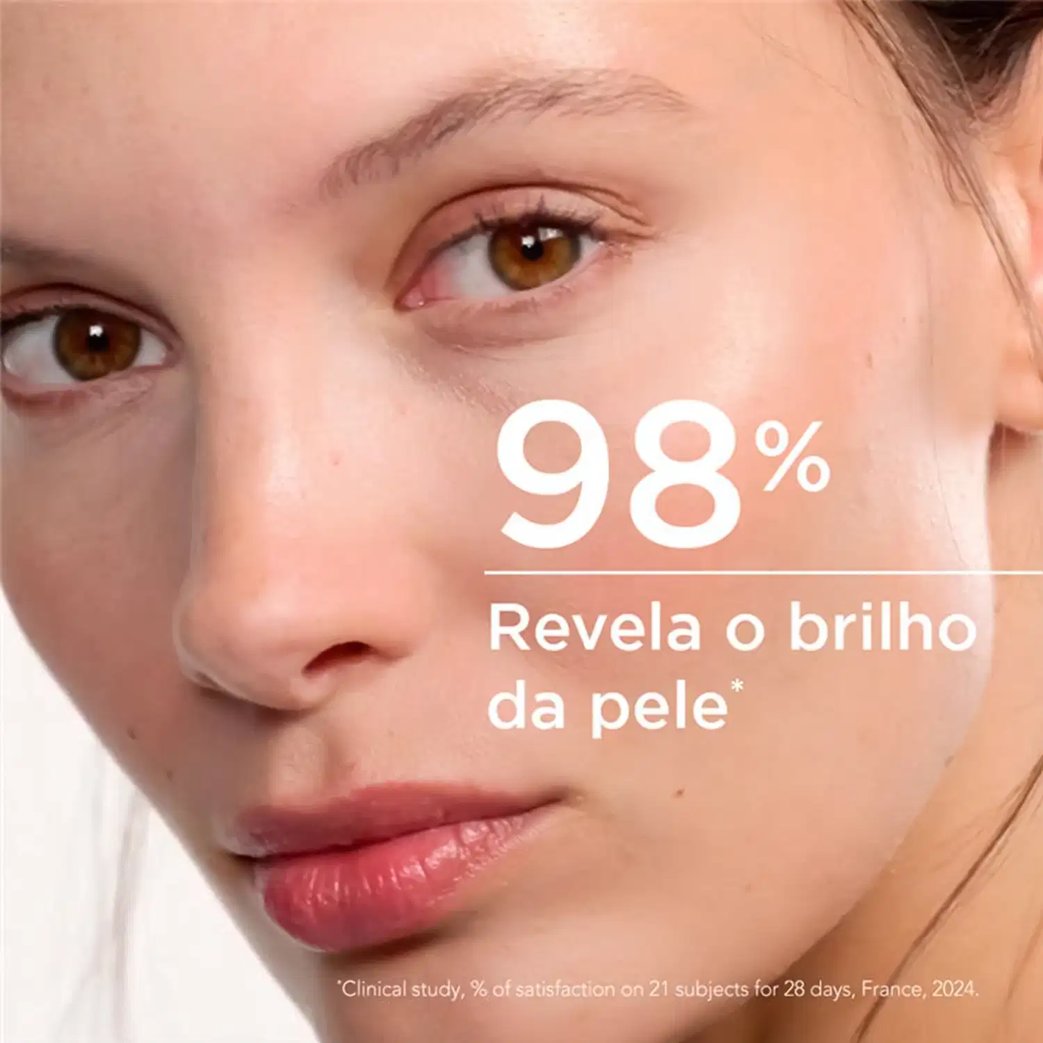 Rosto feminino com olhos castanhos, pele clara e lábios rosados. Texto sobreposto: "98% Revela o brilho da pele".