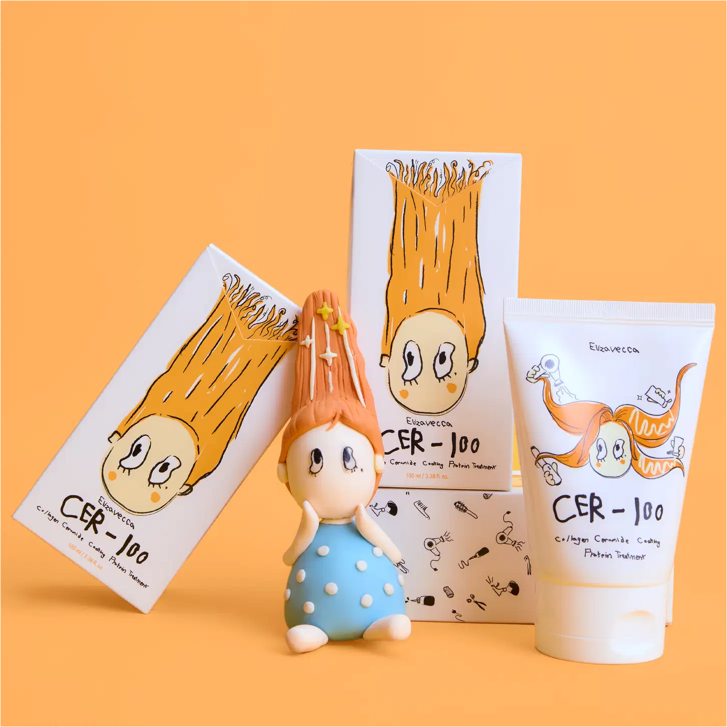 Produtos de beleza Elizavecca em embalagens com ilustrações de personagens e textos em inglês. Incluem um frasco de tratamento capilar CER-100, uma caixa e uma boneca decorativa com o mesmo design.