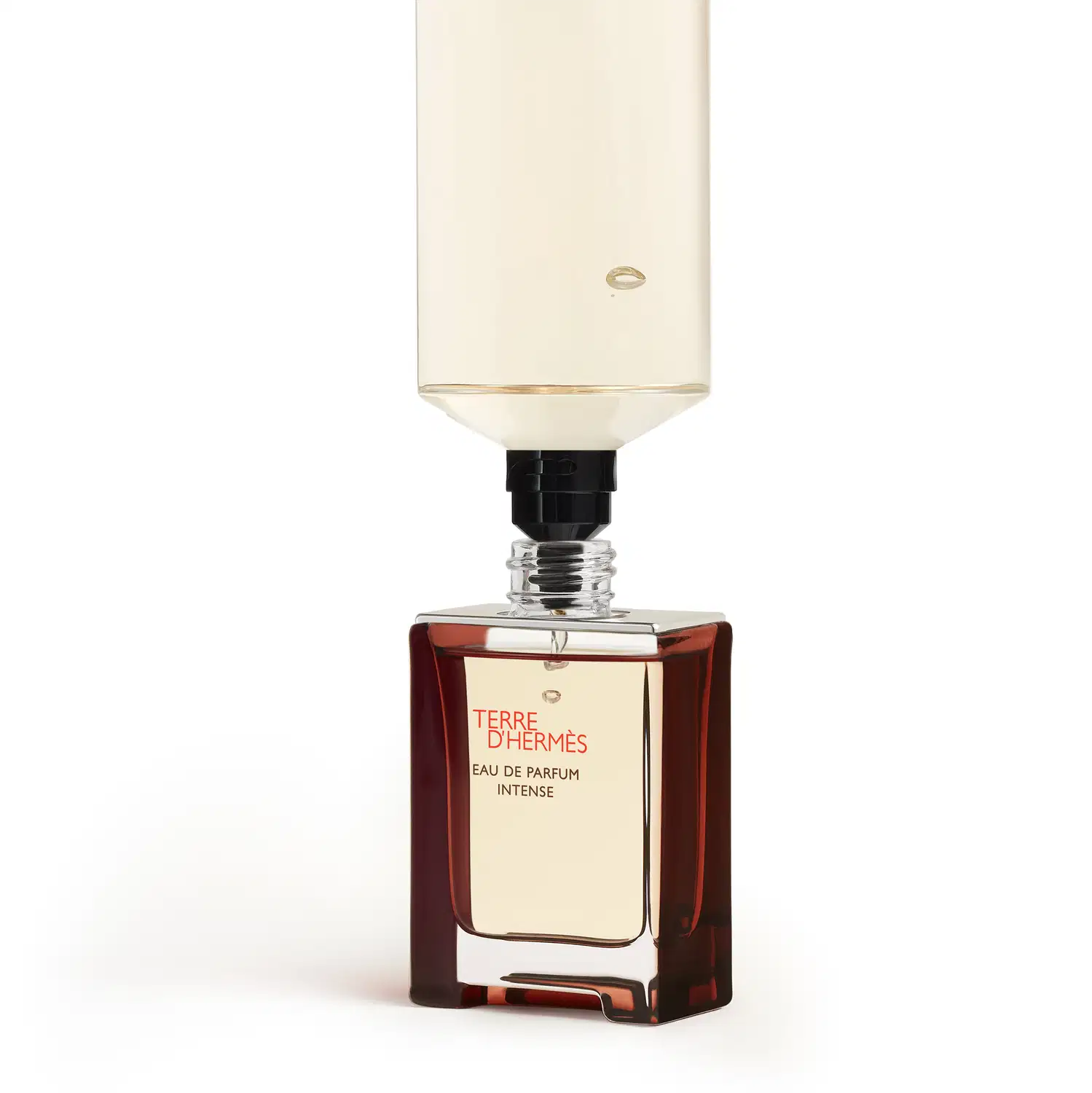 Frasco de perfume Terre d'Hermès Eau de Parfum Intense, com embalagem retangular em vidro âmbar e tampa preta. Rótulo com o nome da fragrância em letras vermelhas.