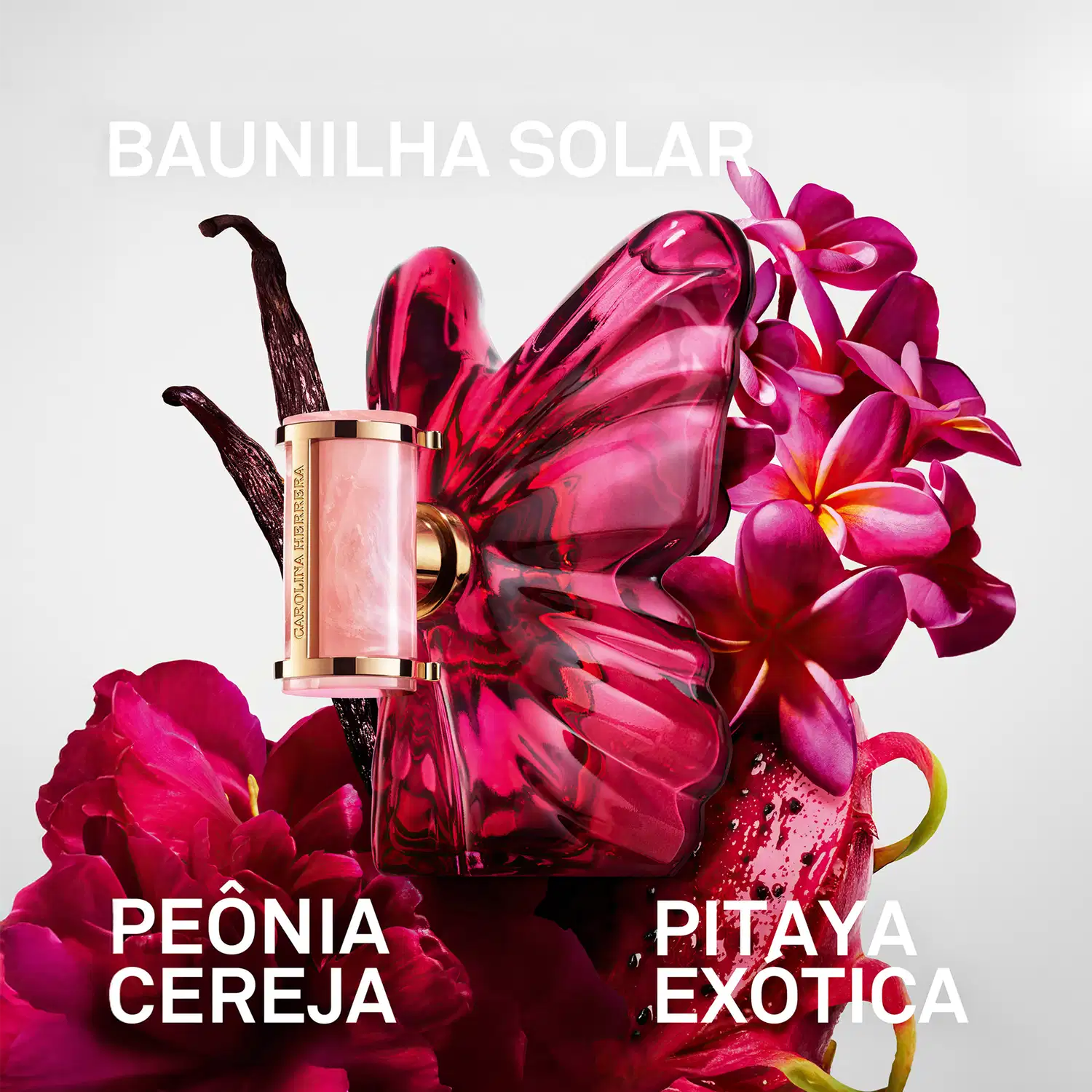 Frasco de perfume Carolina Herrera em formato escultural e vibrante na cor rosa, com rótulo dourado destacado contra fundo preto.