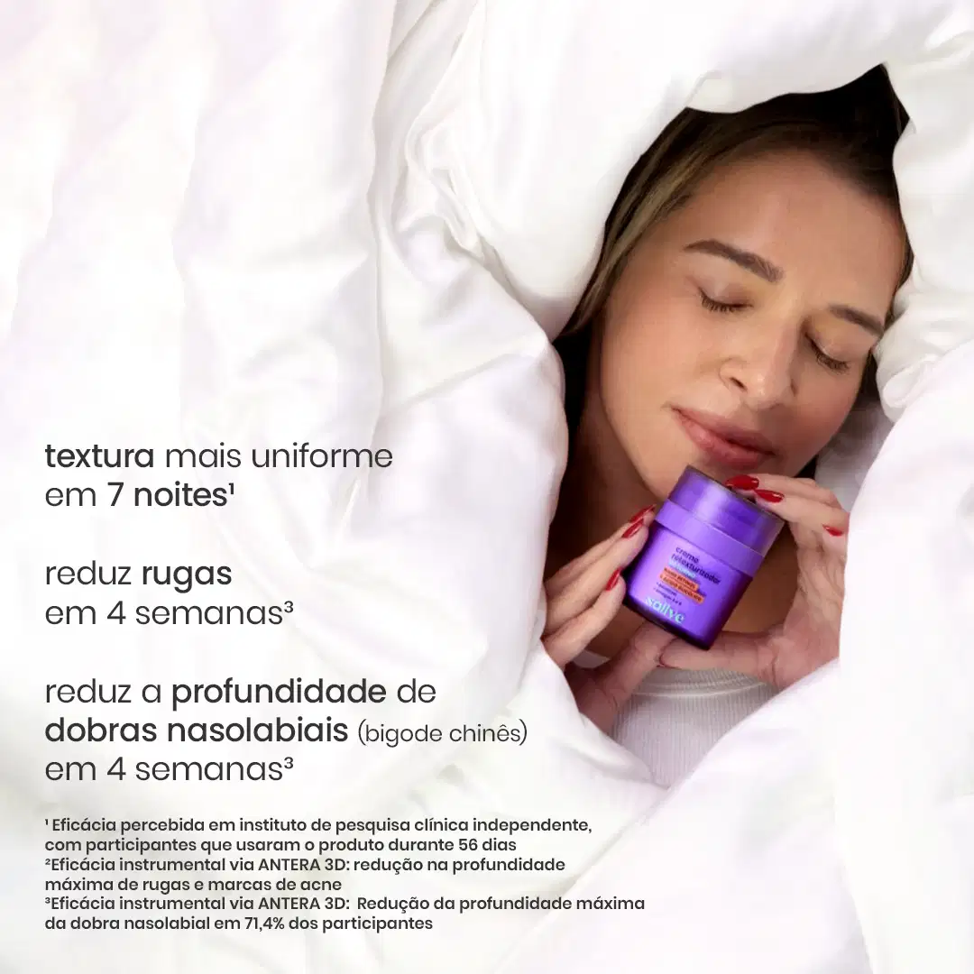 A imagem mostra uma mulher deitada em uma cama branca, segurando um frasco de creme Sallve. É apresentado os efeitos de uniformidade da textura da pele em 7 noites, redução de rugas em 4 semanas e diminuição da profundidade de dobras nasais em 4 semanas.