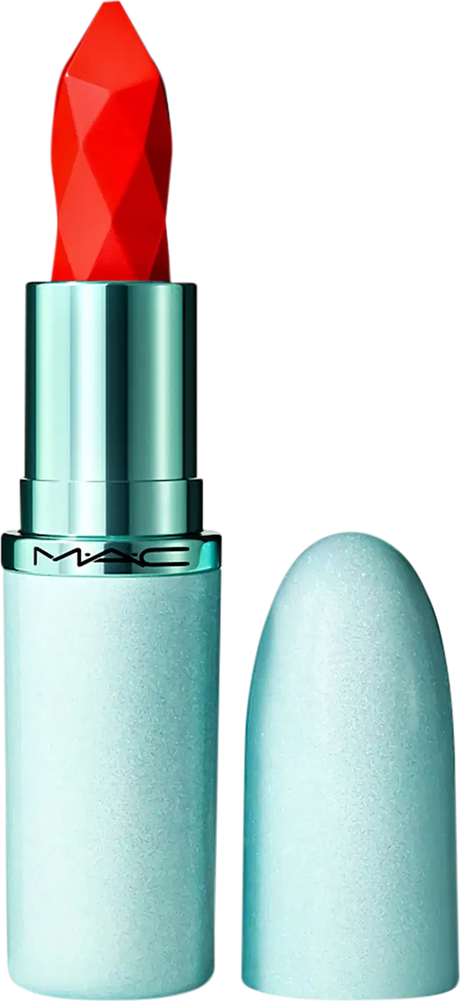 Batom vermelho brilhante em embalagem verde-azulada com logotipo da marca M·A·C. O produto apresenta um formato geométrico e pontudo, com uma textura aparentemente cremosa.