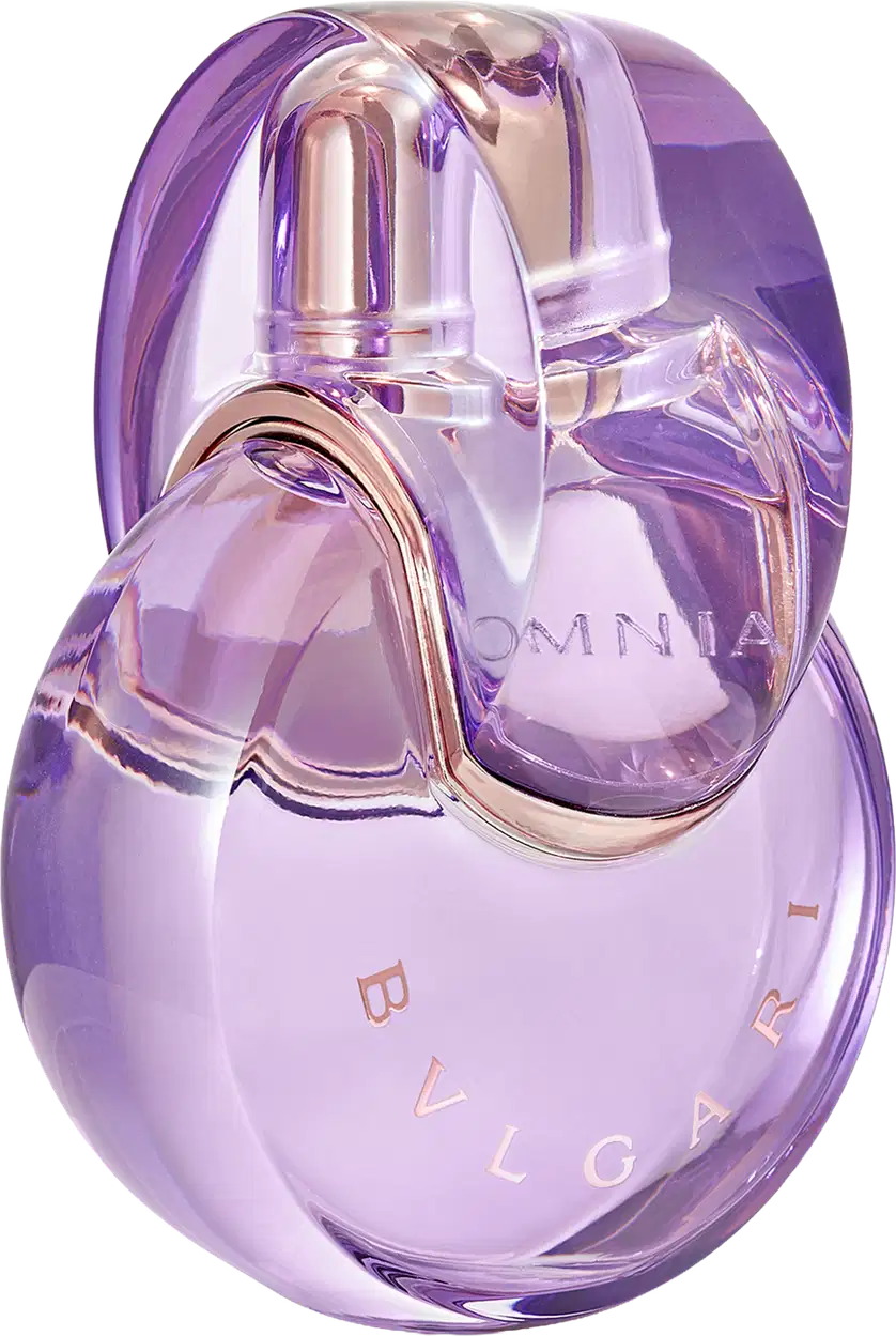 Item de perfumaria em formato oval, com tampa e corpo transparentes em tons de roxo e rosa. O rótulo exibe a marca "BVLGARI" em letras douradas. O produto possui um design elegante e sofisticado.